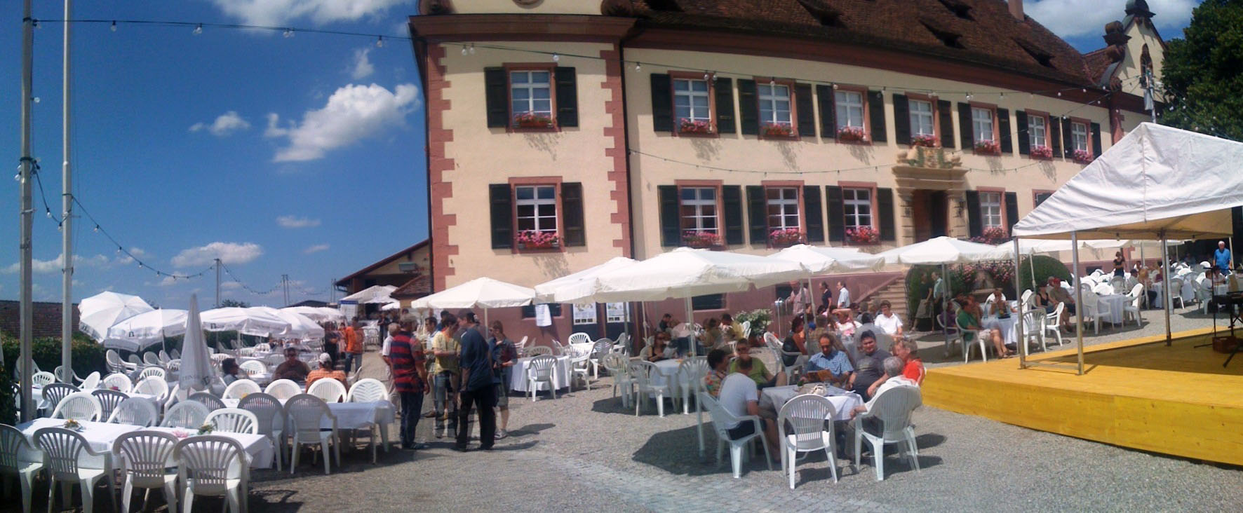 Panoramabild des Schlosses Ebringen mit Schlossplatz.