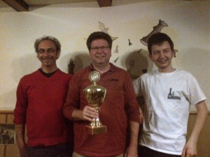 v.l. Edgar Kais (Zweiter), Pokalsieger Alex Lang, Mario Rösch (Dritter)