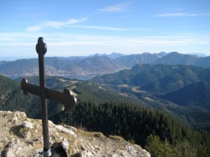 Gipfelkreuz mit Seeblick